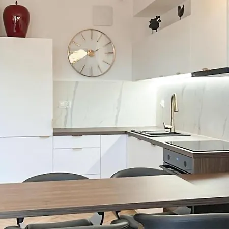 アパート In With Kitchen