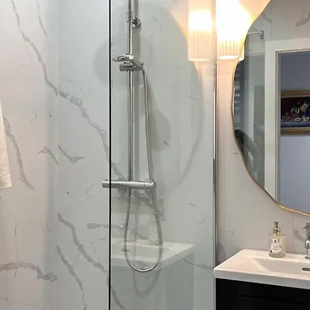 アパート In With Kitchen